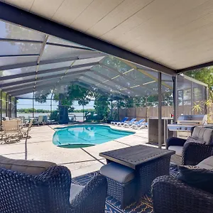 Holiday home Waterfront Gem With Pool, Dock And Lanai In Tampa!, Tampa